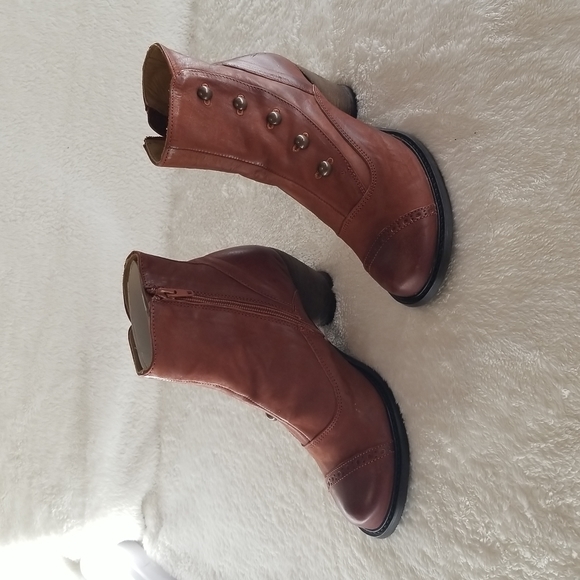 New, Never Worn, John Fluevog boots, size 6 - Picture 2 of 10